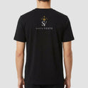 Camiseta com estampa frontal de texto "Eu falho, o meu DEUS não." e estampa traseira com logotipo estilizado, incluindo um emblema de cruz e coroa acima de "Santa Veste".