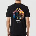 Camiseta com estampa traseira de uma ilustração do Cristo Redentor sob um céu de pôr do sol dentro do número 90, sob uma bandeira do Brasil e texto "BRASIL".