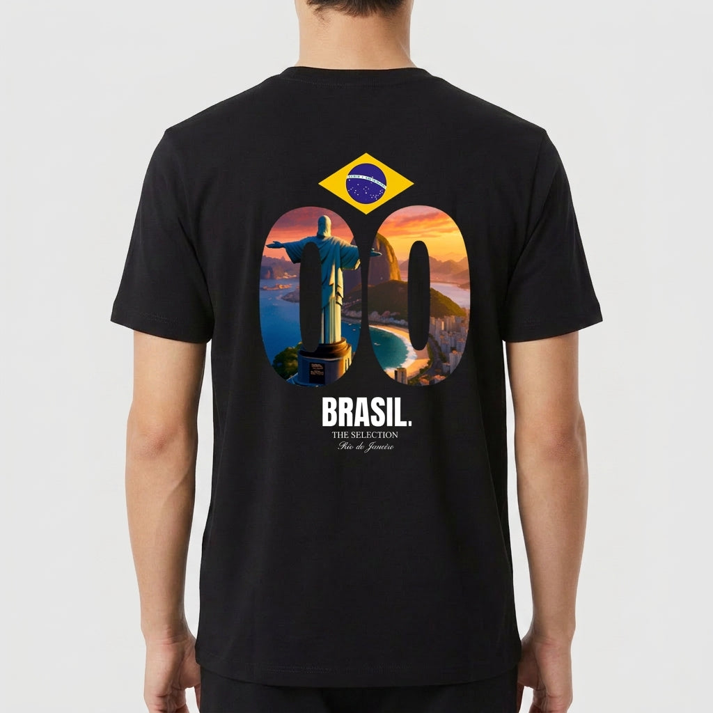 Camiseta com estampa traseira de uma ilustração do Cristo Redentor sob um céu de pôr do sol dentro do número 90, sob uma bandeira do Brasil e texto "BRASIL".