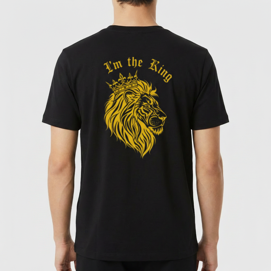 Camiseta com estampa frontal de um pequeno emblema e estampa traseira de um leão com coroa e texto "I'm the King".