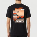 Camiseta com estampa traseira de carro esportivo em alta velocidade com três imagens, incluindo vistas frontais e laterais, com lettering dinâmico.