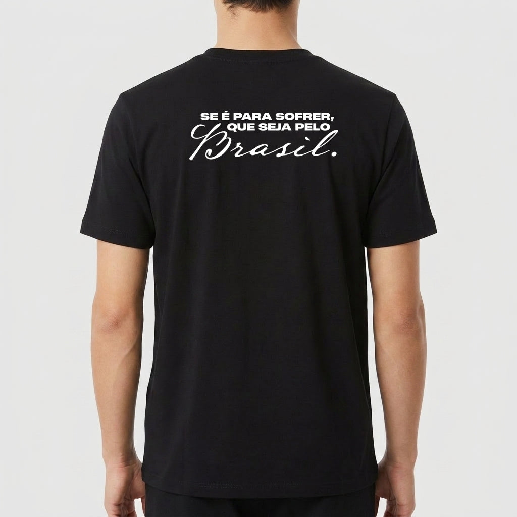 Camiseta com estampa frontal de brasão estilizado com listras e estrelas e estampa traseira de frase inspiradora em tipografia elegante.