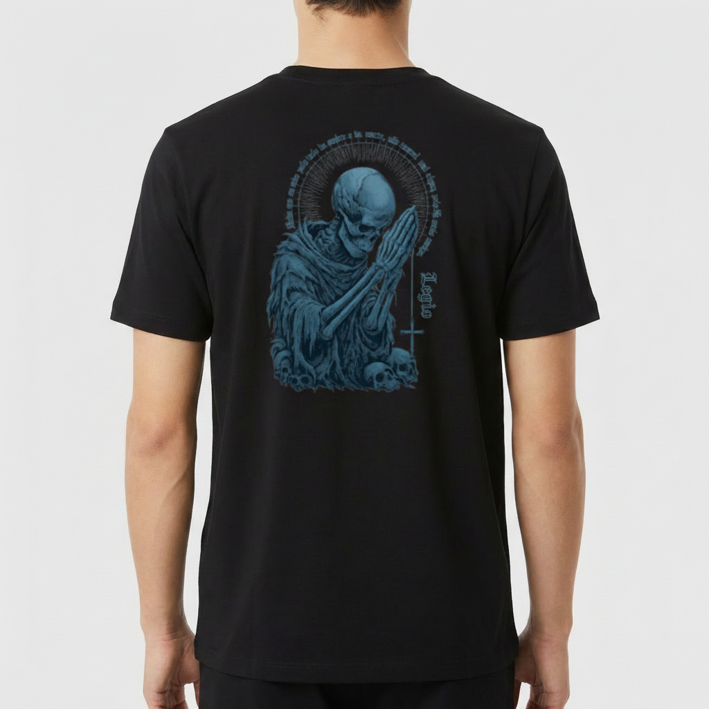 Camiseta com estampa frontal de uma pequena cruz acima da palavra "Legio" e estampa traseira de esqueleto orando com caveiras ao redor e inscrição circular.