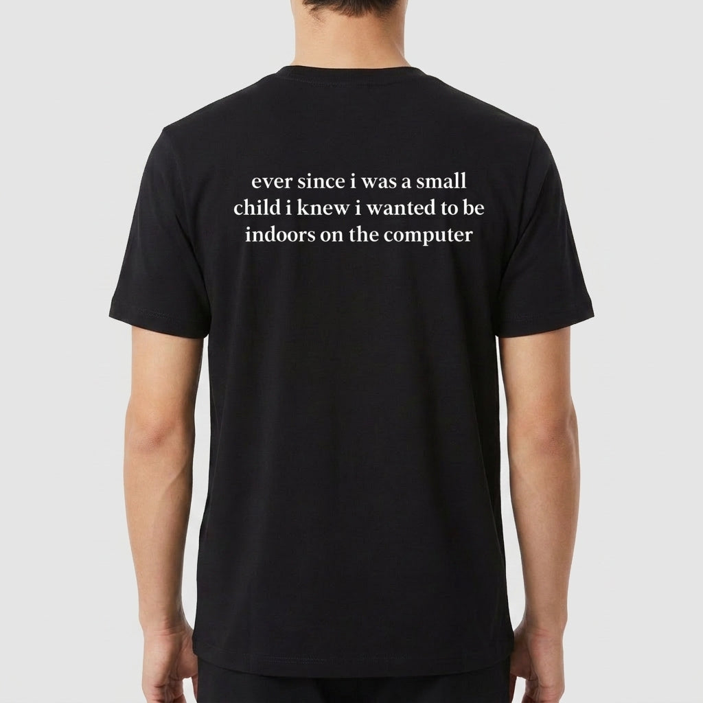 Camiseta com estampa frontal de texto em inglês, onde se lê: 