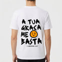 Camiseta com estampa traseira de frase "A TUA GRAÇA ME BASTA" com rosto sorridente e referência bíblica "2 CORÍNTIOS 12:9".
