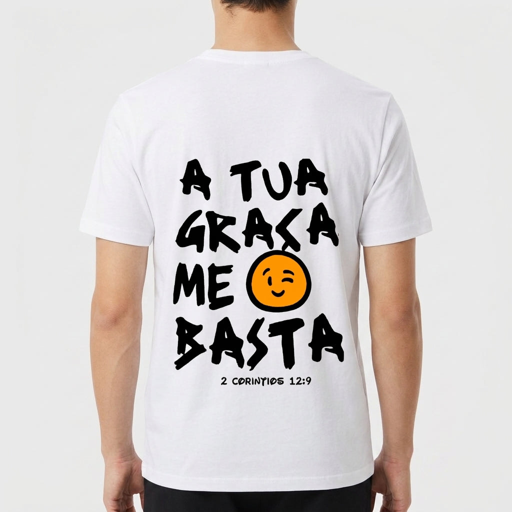 Camiseta com estampa traseira de frase "A TUA GRAÇA ME BASTA" com rosto sorridente e referência bíblica "2 CORÍNTIOS 12:9".