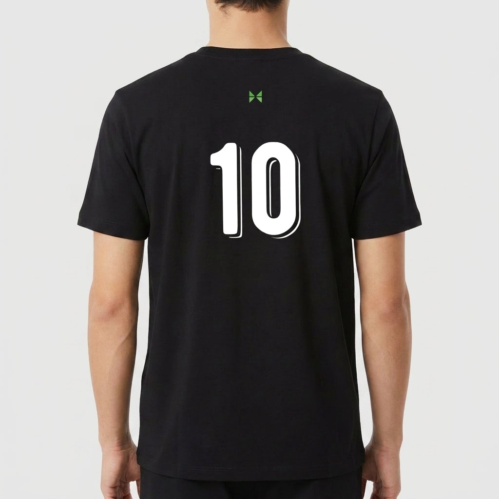 Camiseta com estampa frontal de texto "BRASIL" arqueado sobre cinco estrelas e estampa traseira do número "10" centralizado abaixo de um pequeno ícone.