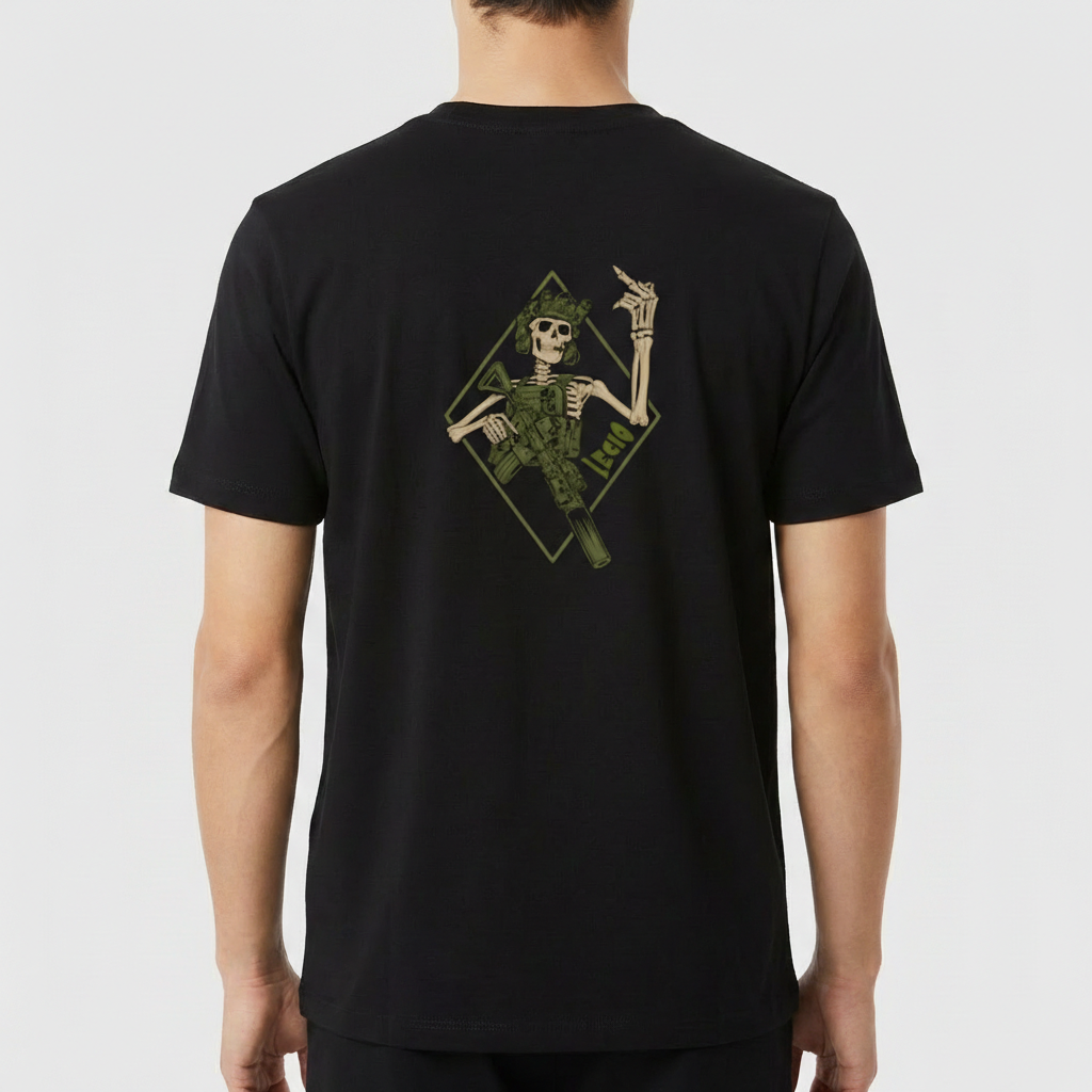Camiseta com estampa frontal de mão esquelética dentro de um emblema com o texto "Lead" e estampa traseira de esqueleto armado com boina, também com "Lead".