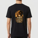 Camiseta com estampa frontal de logotipo pequeno com coroa e letras e estampa traseira de leão ao lado de cordeiro com frase "JESUS O CAMINHO VERDADE E VIDA".