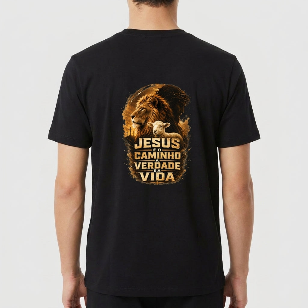Camiseta com estampa frontal de logotipo pequeno com coroa e letras e estampa traseira de leão ao lado de cordeiro com frase "JESUS O CAMINHO VERDADE E VIDA".