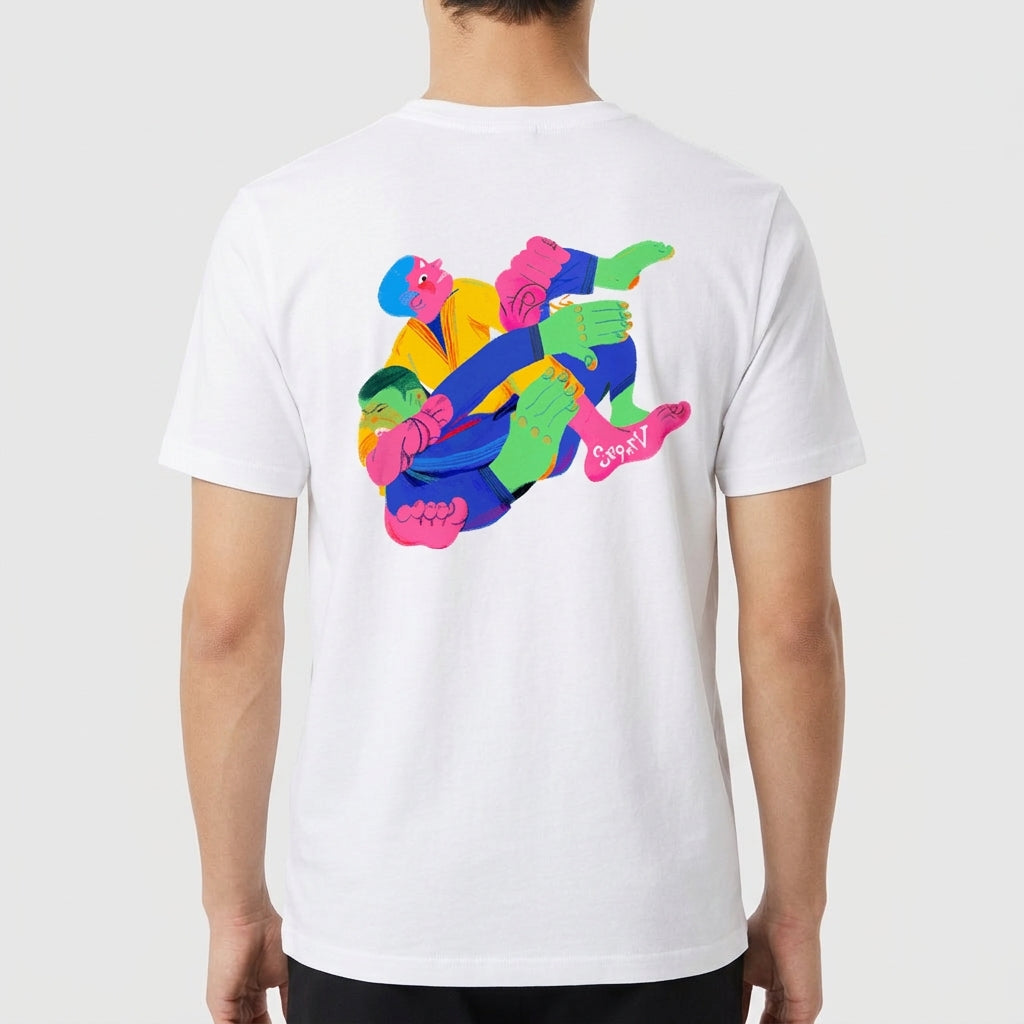 Camiseta com estampa frontal de palavras sobrepostas em estilo glitch e estampa traseira de personagens coloridos em um design vibrante e dinâmico.