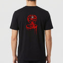 Camiseta com estampa frontal de letras estilizadas e gotejantes "NO MERCY CLUB" e estampa traseira de uma cobra em posição agressiva com efeito escorrido.