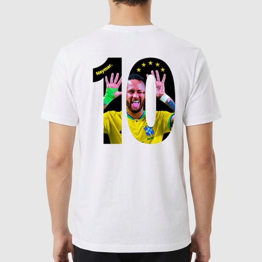 Camiseta com estampa traseira de número "10" contendo foto de jogador fazendo careta, mãos levantadas e cinco estrelas acima.