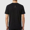 Camiseta com estampa frontal de texto estilizado "O meu Deus é um Deus de detalhes" e estampa traseira com pequeno logotipo "Santa Veste" acima de cruz.
