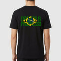 Camiseta com estampa frontal de "ORDEM E PROGRESSO" dentro de um retângulo e símbolo central, e estampa traseira com a mesma frase sobre bandeira estilizada.