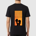 Camiseta com estampa frontal de olhos estilizados e frase “In Your Eyes” e estampa traseira de texto extenso acima de silhuetas de duas pessoas.