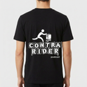 Camiseta com estampa frontal de figura estilizada empurrando um equipamento e estampa traseira com a mesma figura acima do texto "CONTRA RIDER podcast".