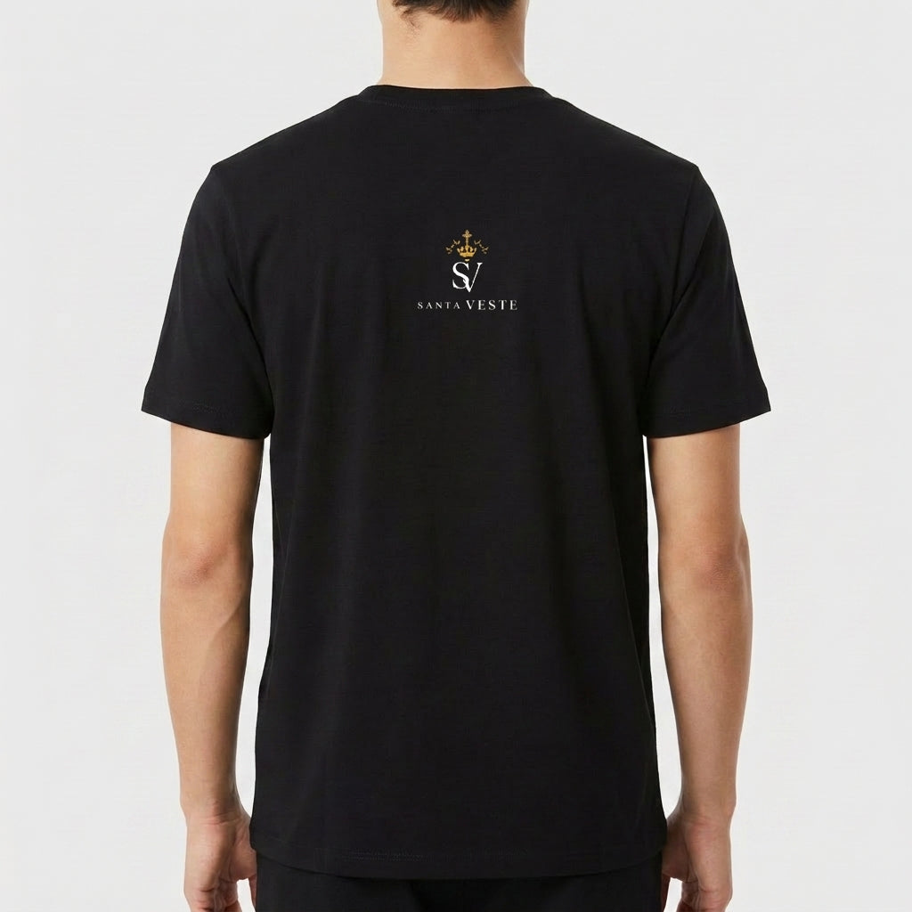 Camiseta com estampa frontal de contorno de figuras icônicas abraçando um bebê e texto abaixo, e estampa traseira de logo estilizado com coroa acima de texto.