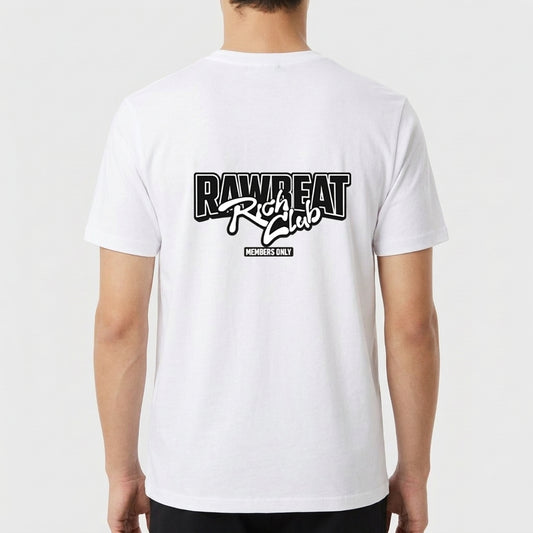 Camiseta com estampa traseira de lettering estilizado "Rawbeat Rich Club" sobreposto a "Members Only" em tipografia marcante e moderna.