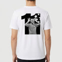 Camiseta com estampa traseira de número grande acompanhando imagem central de jogador de futebol em pose alegre, ladeado por estrelas estilizadas.