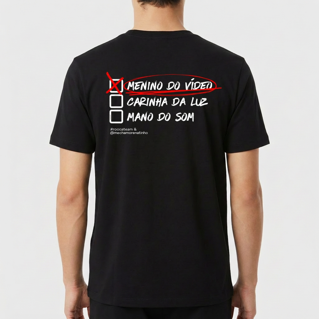 Camiseta com estampa frontal de texto "Menino do Vídeo" e estampa traseira de lista com opções, sendo "Menino do Vídeo" marcado e destacado.