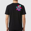 Camiseta com estampa frontal de figuras geométricas sobrepostas com silhuetas humanas e estampa traseira similar com posicionamento centralizado.