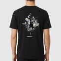 Camiseta com estampa frontal de logotipo minimalista com texto estilizado e estampa traseira de jogador de esportes em ação, cercado por elementos gráficos dinâmicos.