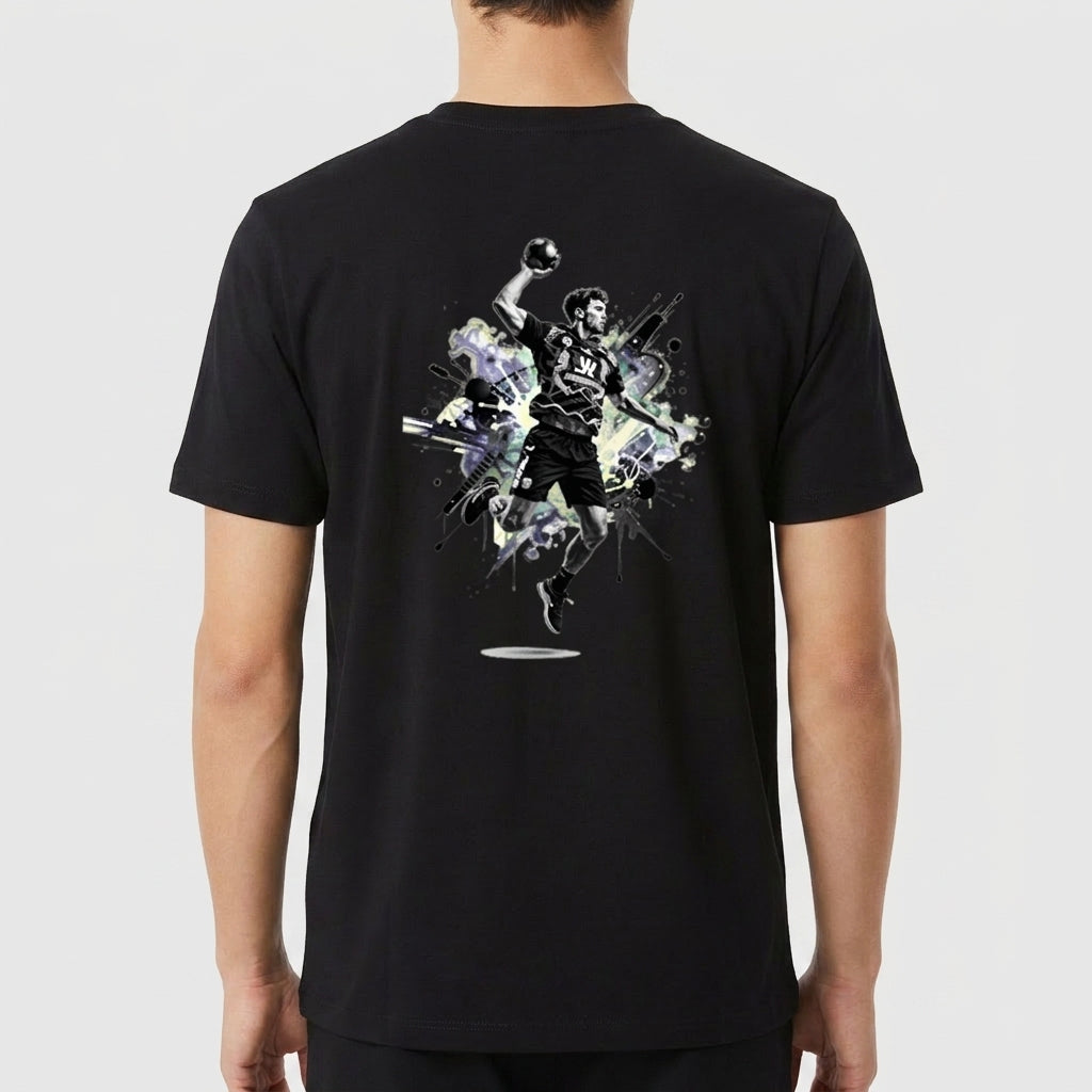 Camiseta com estampa frontal de logotipo minimalista com texto estilizado e estampa traseira de jogador de esportes em ação, cercado por elementos gráficos dinâmicos.