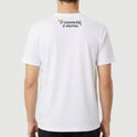 Camiseta com estampa frontal de letra "A" com coroa acima no canto superior e estampa traseira de frase "O essencial, é eterno." com coroa sobre a letra "O".