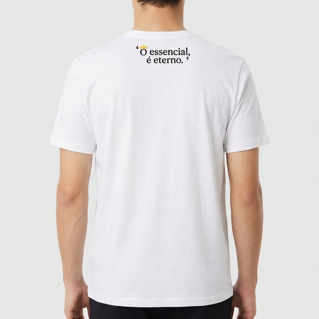 Camiseta com estampa frontal de letra "A" com coroa acima no canto superior e estampa traseira de frase "O essencial, é eterno." com coroa sobre a letra "O".