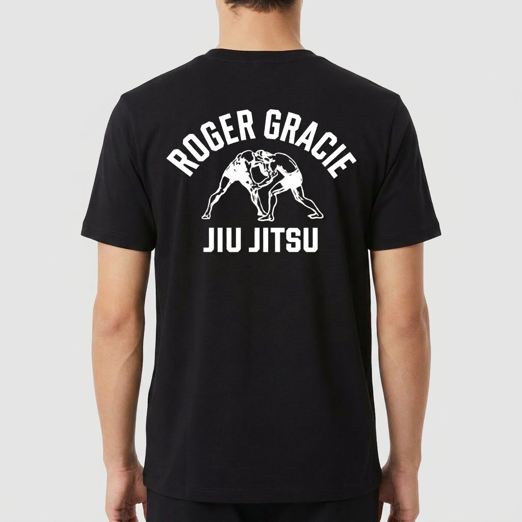Camiseta com estampa frontal de logo e dois lutadores de jiu-jitsu em postura de combate, e estampa traseira de lutadores em ação sob logotipo em arco.