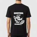 Camiseta com estampa frontal de rosto de cachorro em círculo, escrito "Underdogs Street Food" e estampa traseira de cachorro comendo lanche sob o título "Underdogs".
