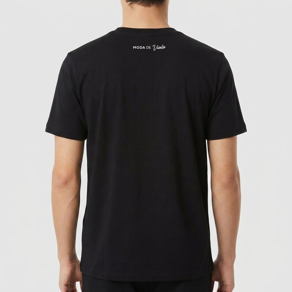 Camiseta com estampa frontal de linhas horizontais com um círculo interrompendo-as à esquerda e estampa traseira de texto pequeno centralizado próximo à gola.