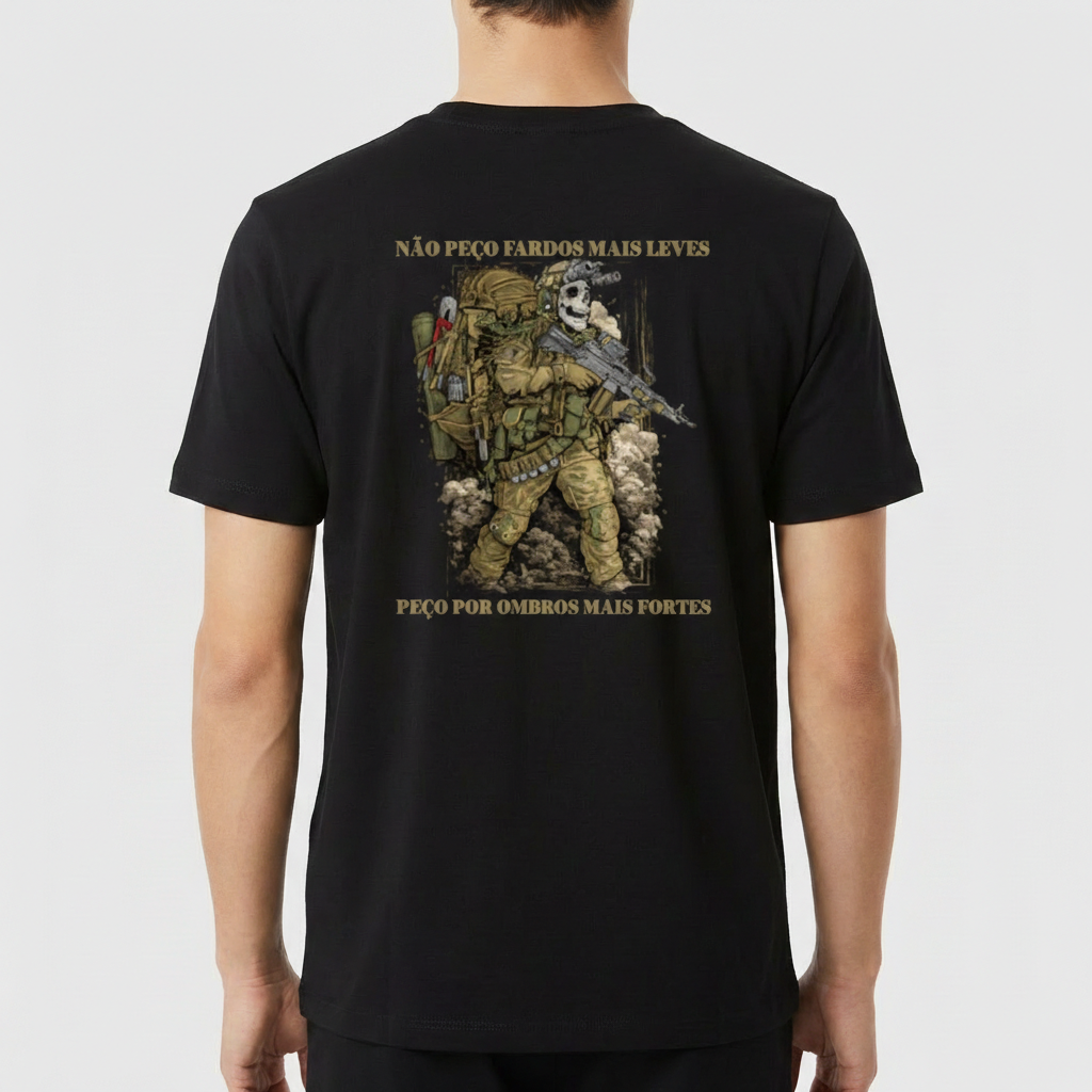 Camiseta com estampa frontal de um capacete romano ao lado da palavra "LEGIO" e estampa traseira de soldado armado com caveira, cercado por texto.