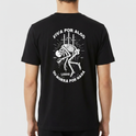 Camiseta com estampa frontal de esqueleto sobre espadas e texto "LEGIO", e estampa traseira de esqueleto com espadas e slogan "VIVA POR ALGO OU MORRA POR NADA".