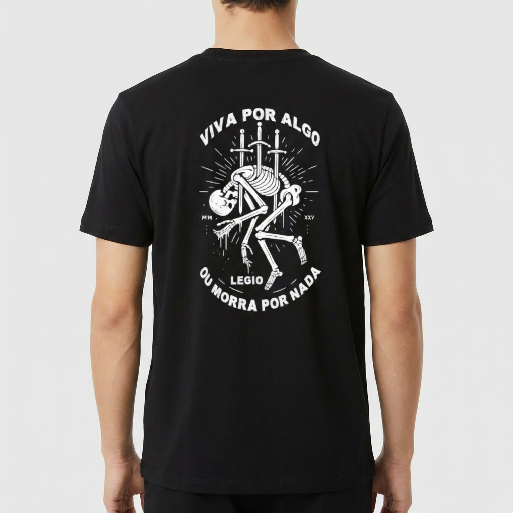 Camiseta com estampa frontal de esqueleto sobre espadas e texto "LEGIO", e estampa traseira de esqueleto com espadas e slogan "VIVA POR ALGO OU MORRA POR NADA".