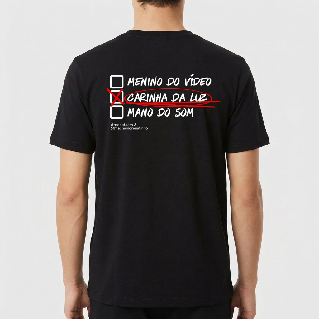 Camiseta com estampa frontal de "CARINHA DA LUZ" em destaque e estampa traseira de caixa marcada "CARINHA DA LUZ", opções "MENINO DO VÍDEO" e "MANO DO SOM".