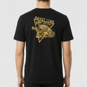 Camiseta com estampa frontal de caveira com visor em triângulo e estampa traseira de caveira tática com dispositivos, triângulo e texto "Ghost Lens Tactical".