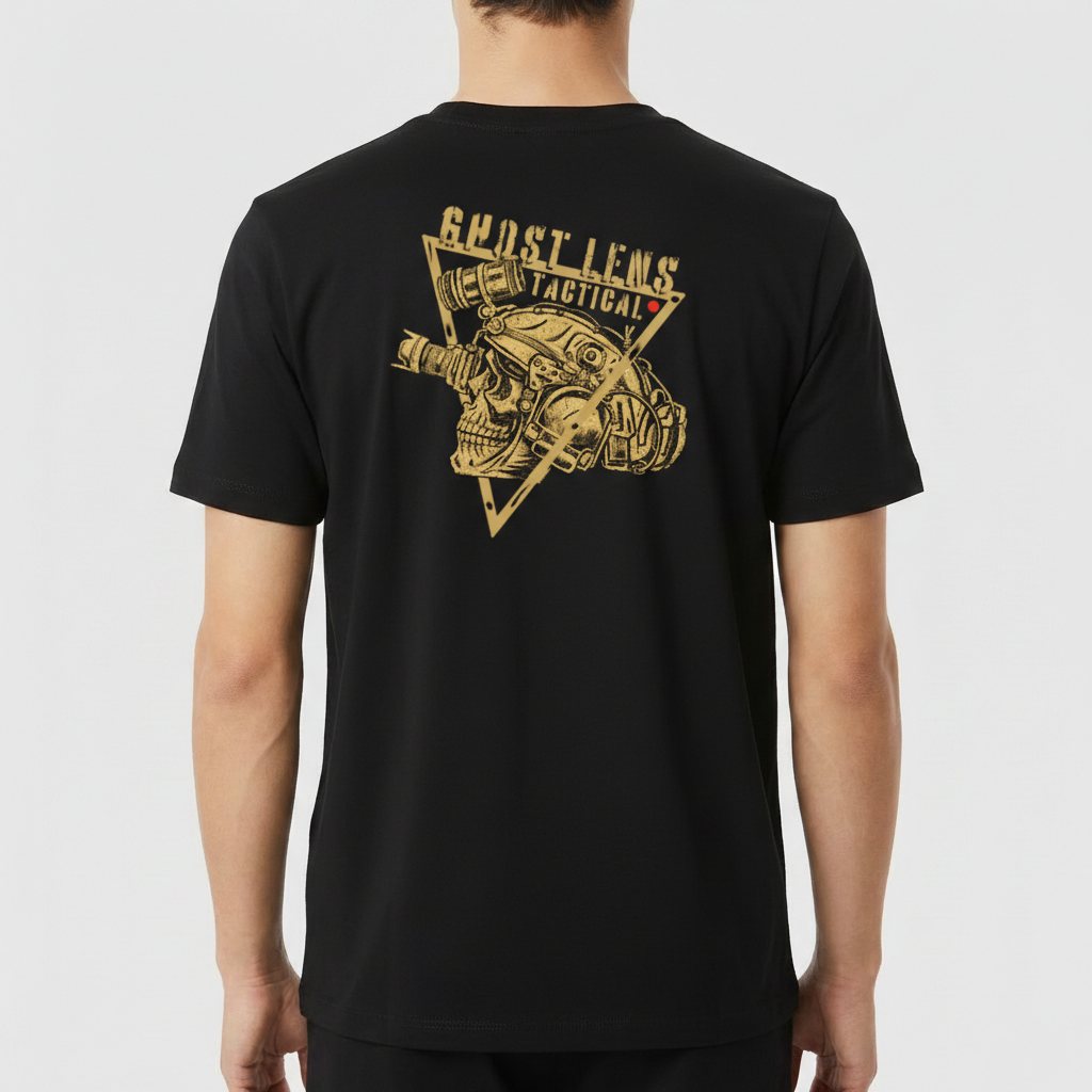 Camiseta com estampa frontal de caveira com visor em triângulo e estampa traseira de caveira tática com dispositivos, triângulo e texto "Ghost Lens Tactical".
