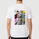 Camiseta com estampa frontal de marcas de batom vermelho e assinatura artística e estampa traseira de colagem com retrato feminino, flores e cores vibrantes.