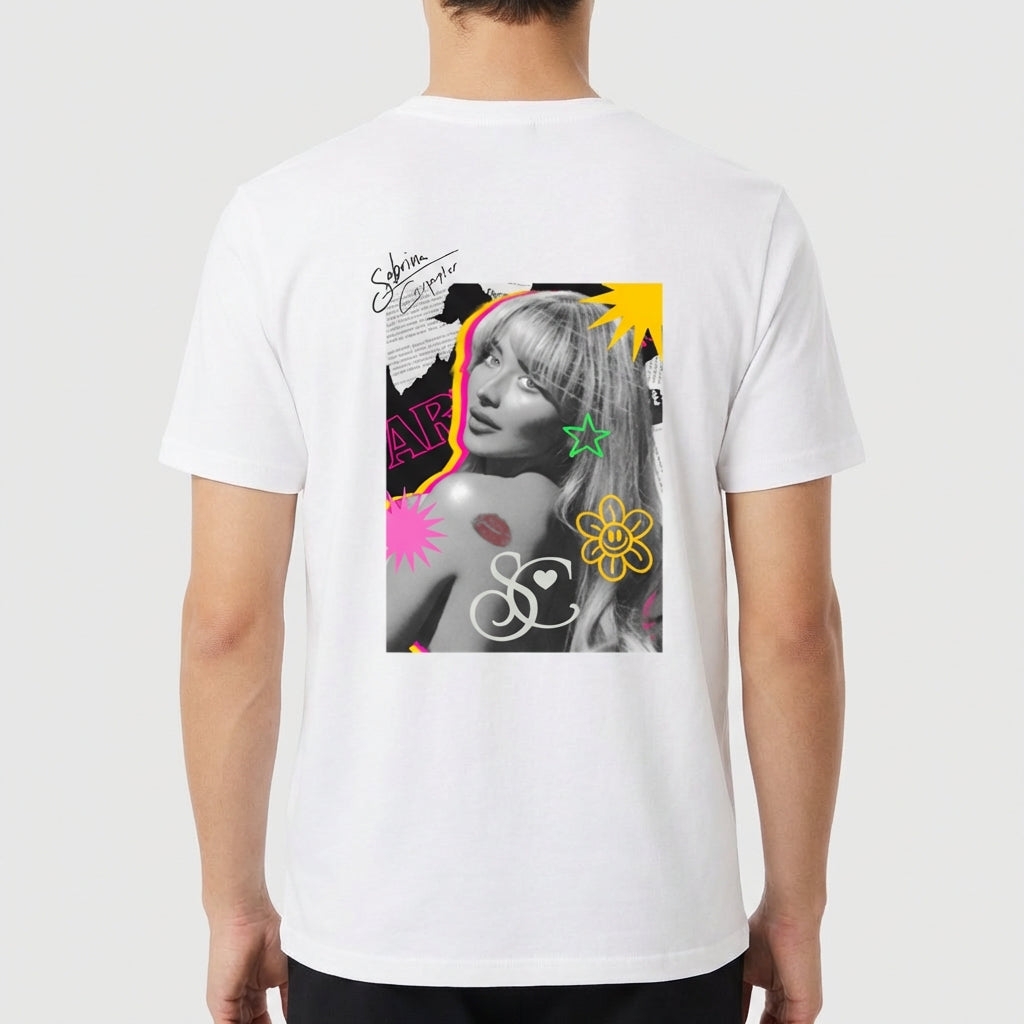 Camiseta com estampa frontal de marcas de batom vermelho e assinatura artística e estampa traseira de colagem com retrato feminino, flores e cores vibrantes.