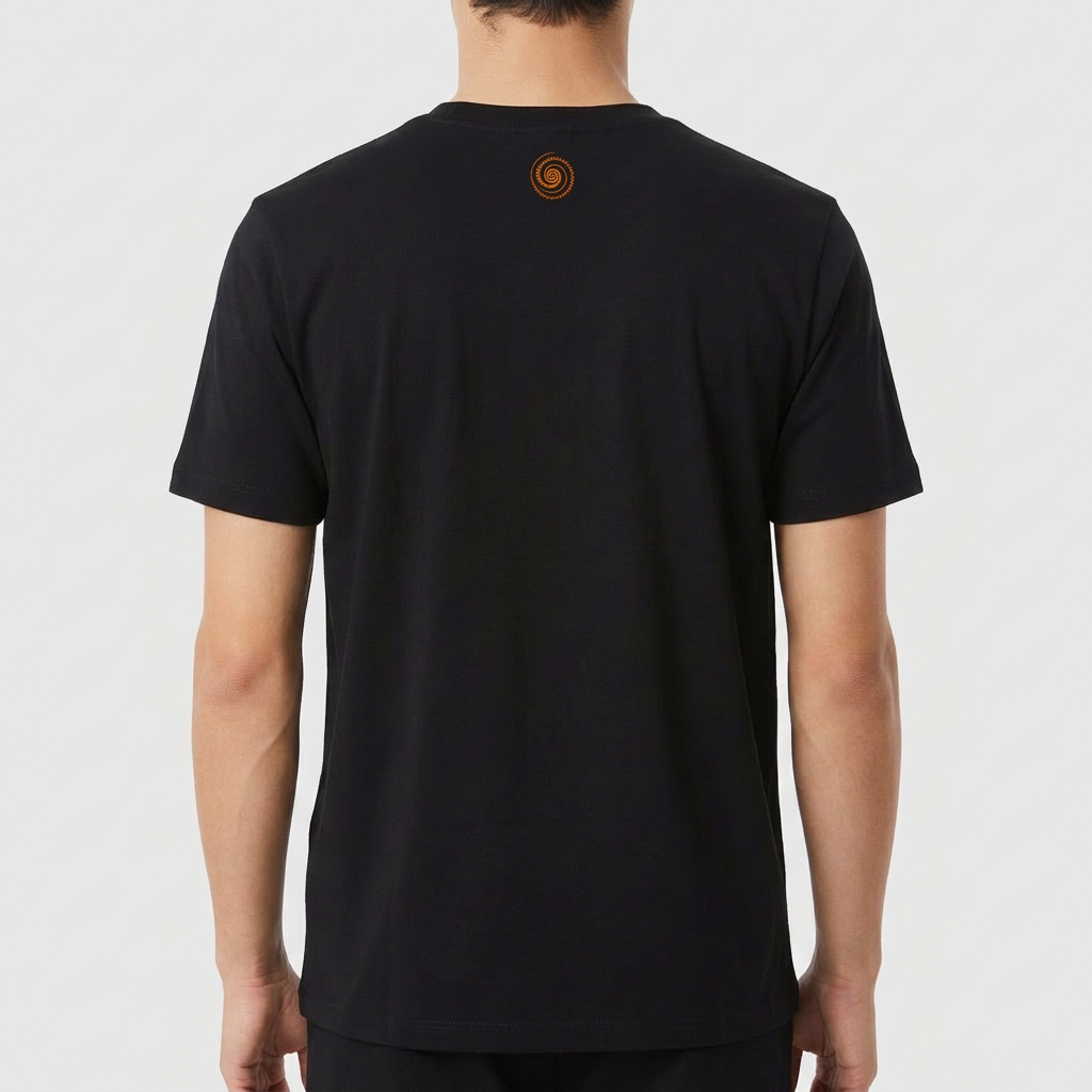 Camiseta com estampa frontal de texto em quatro linhas: "LATINA, BRASILEIRA, FORROZEIRA, RESISTÊNCIA" e estampa traseira de pequeno espiral centralizado.