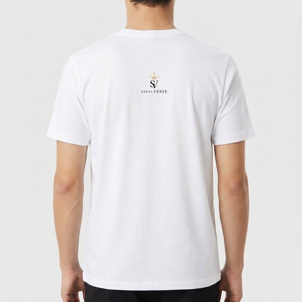 Camiseta com estampa frontal de "católica, apostólica romana e filha de Maria" e estampa traseira de logotipo com cruz e as palavras "Santa Veste".