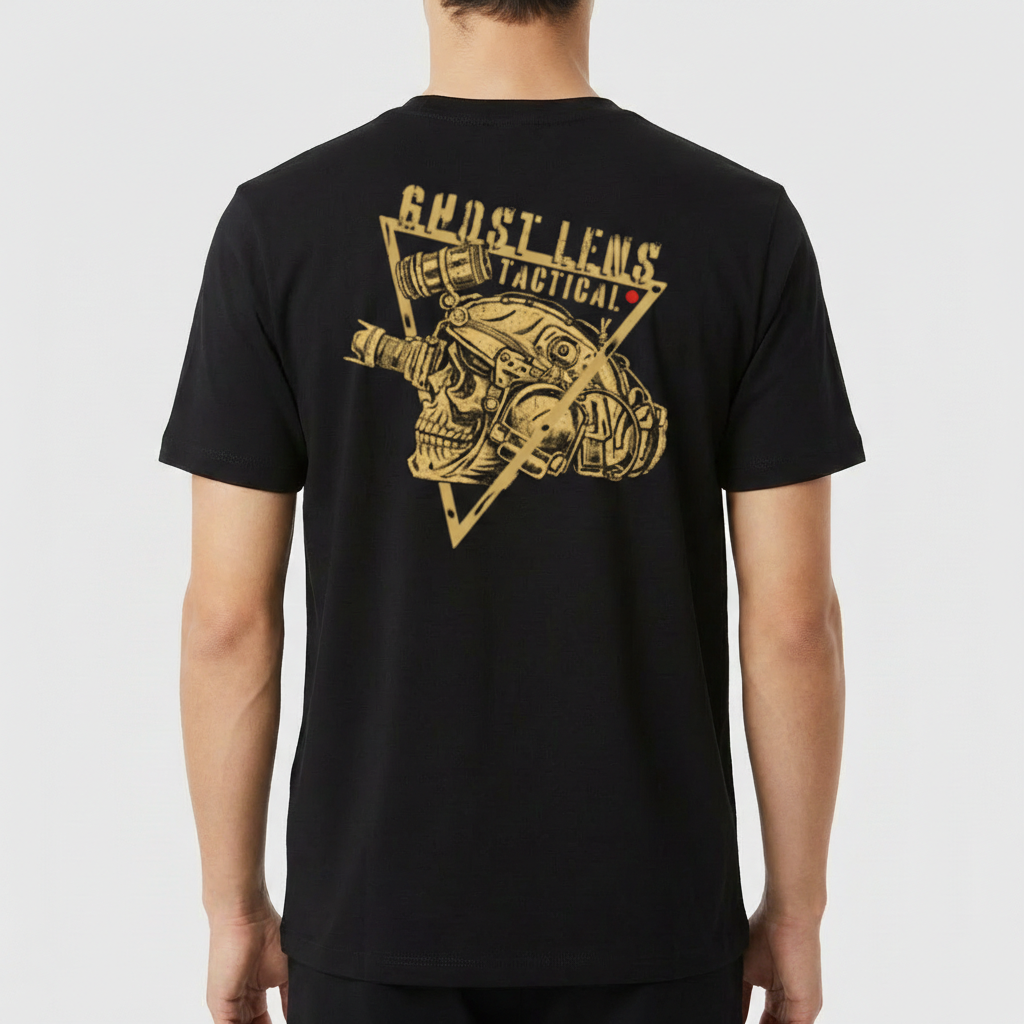 Camiseta com estampa frontal de caveira com capacete e óculos em triângulo e estampa traseira de caveira tática detalhada, texto "Ghostlens Tactical".