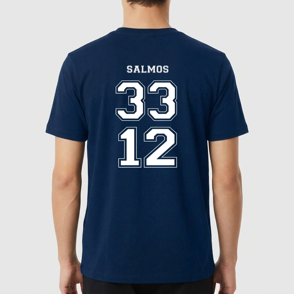Camiseta com estampa frontal de texto "Feliz a nação cujo Deus é o Senhor" acima de um símbolo nacional e estampa traseira de "Salmos 33 12".