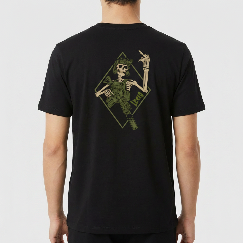 Camiseta com estampa frontal de punho fechado com dedos estendidos e "Lego" em estilo estilizado, e estampa traseira de esqueleto armado em moldura geométrica.