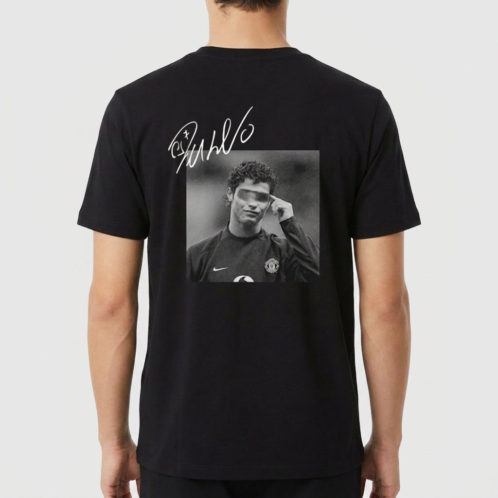 Camiseta com estampa frontal de uma fotografia nostálgica em preto e branco de jogador de futebol com assinatura estilizada sobreposta na parte superior.