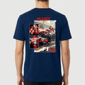 Camiseta com estampa traseira de corrida de F1, incluindo piloto, carro em alta velocidade, logotipo da Ferrari e textos "Speed Master" e "Pure Racing Instinct".