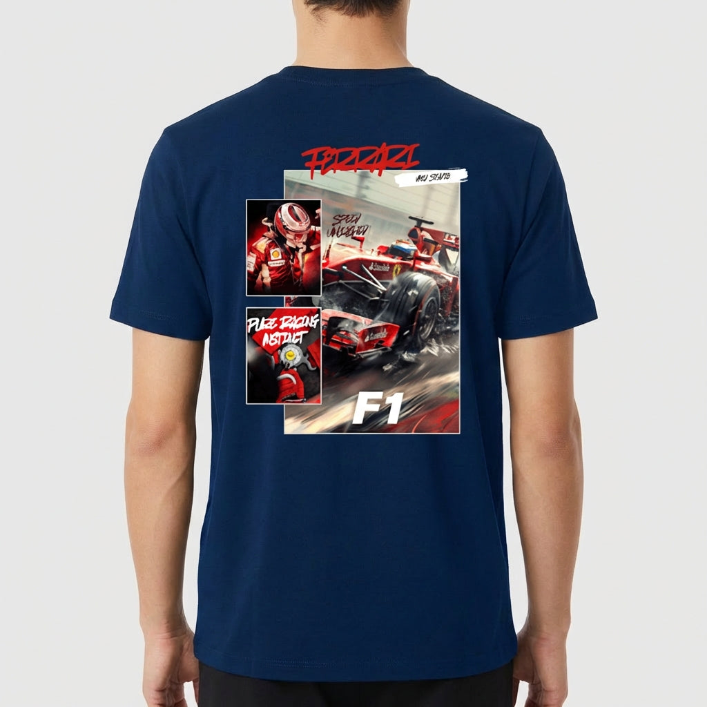 Camiseta com estampa traseira de corrida de F1, incluindo piloto, carro em alta velocidade, logotipo da Ferrari e textos "Speed Master" e "Pure Racing Instinct".