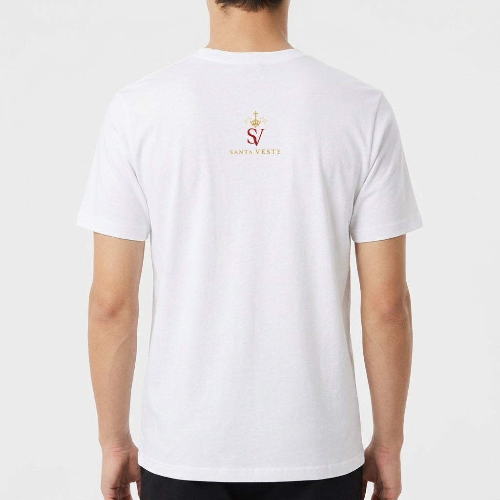 Camiseta com estampa frontal de imagem religiosa cercada por flores detalhadas e estampa traseira de logotipo estilizado com coroa e texto minimalista.